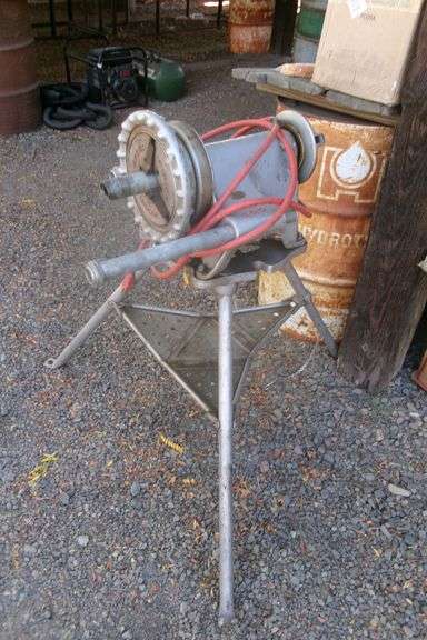 RIGID 300 PIPE THREADER W/STAND