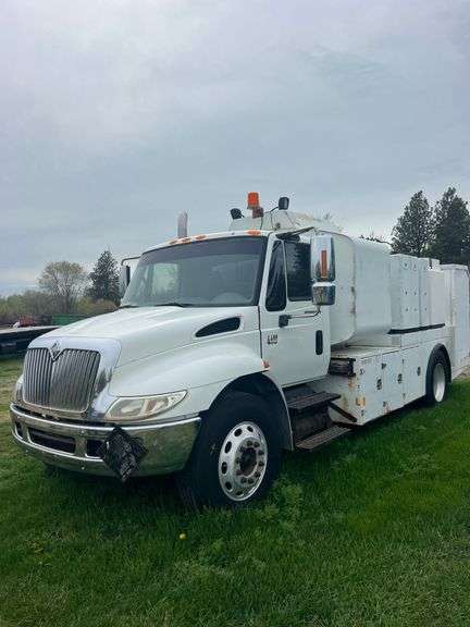 2004 INTL 4400 LUBE TRUCK