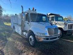 2004 INTL 4400 LUBE TRUCK