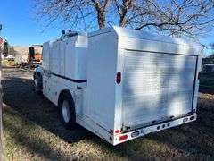 2004 INTL 4400 LUBE TRUCK