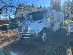 2004 INTL 4400 LUBE TRUCK