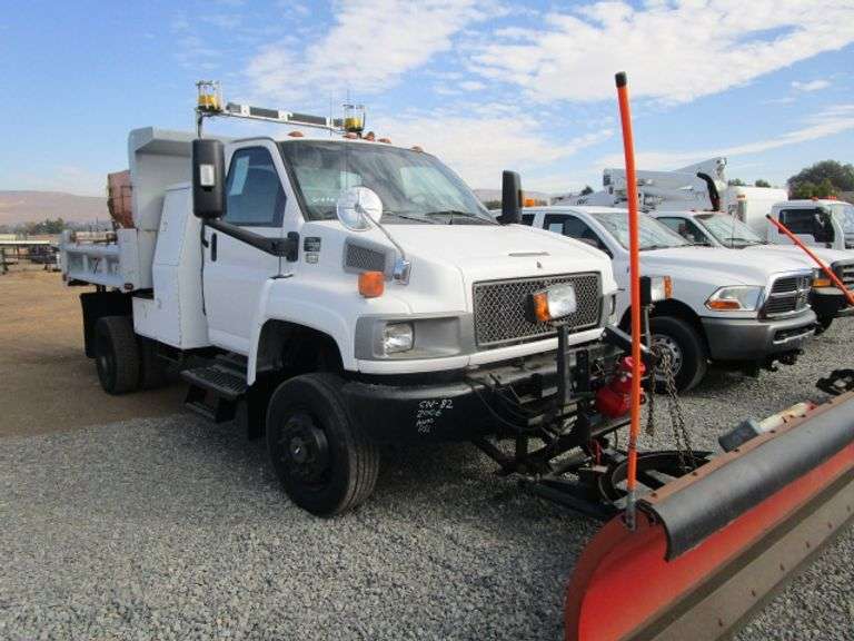 2006 GMC C5500 4x4 DUMP TRUCK W/Snow plow and sander