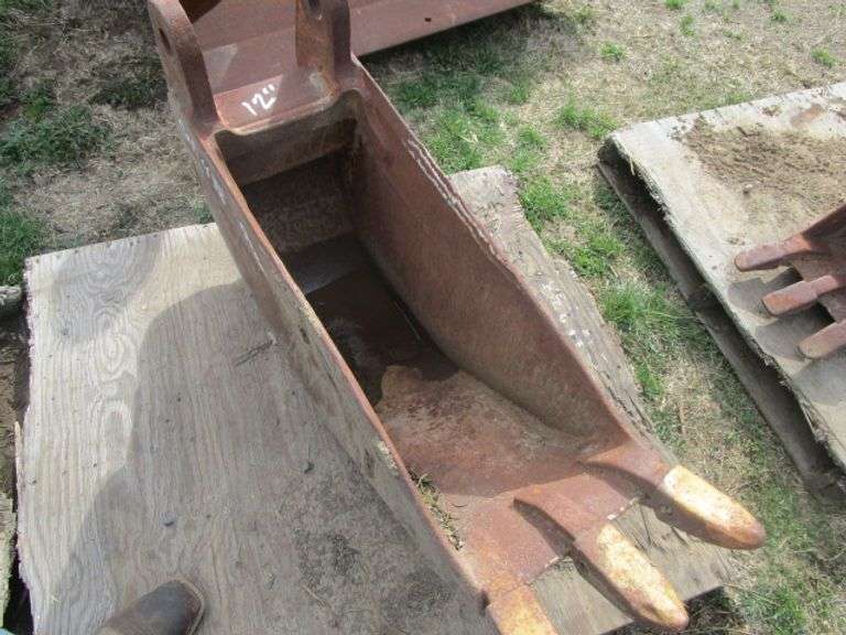 BACKHOE BUCKET CASE 12"