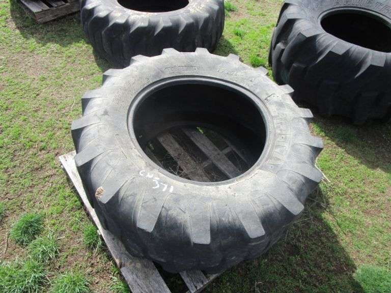 1-TITAN 17.5X24 BACKHOE TIRE