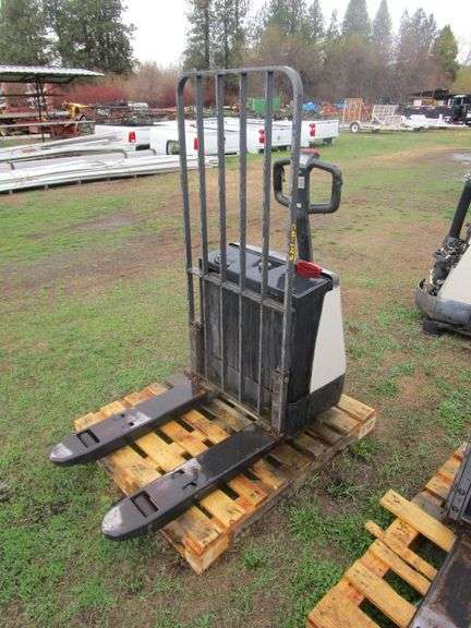 CROWN WP3000 SERIES ELEC PALLET JACK 4500LB