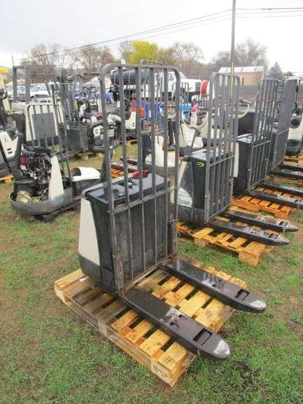 CROWN WP3000 SERIES ELEC PALLET JACK 4500LB