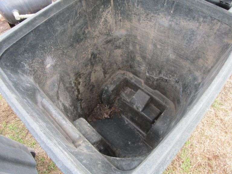 90 GAL TRASH CAN ON WHEELS & LID