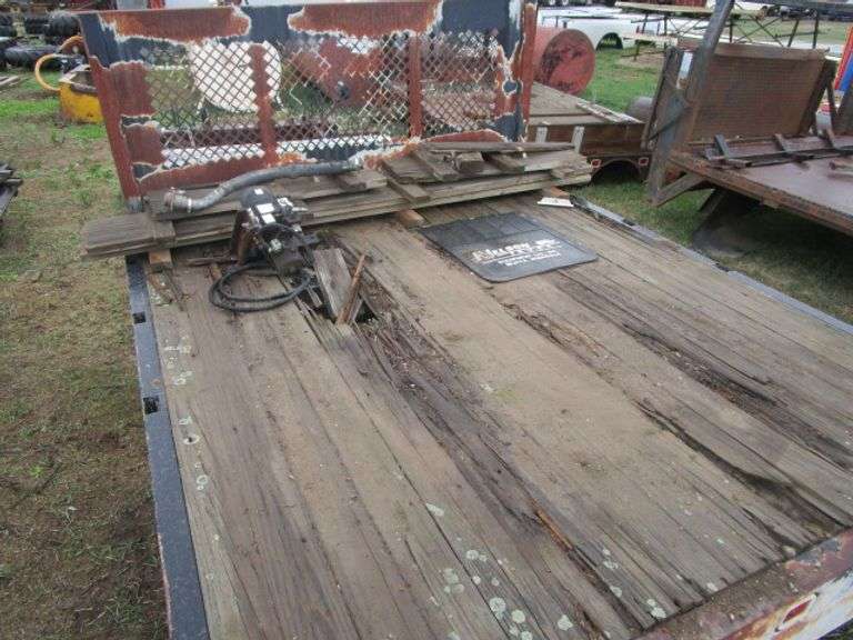 10.5X96 TRUCK BED W/HOIST