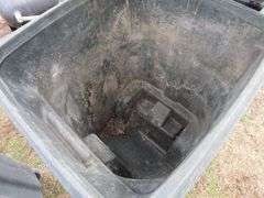 90 GAL TRASH CAN ON WHEELS & LID
