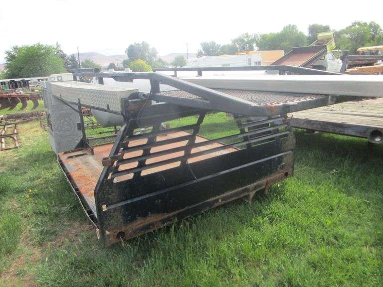 96X9 TRUCK BED W/PIPE RACK