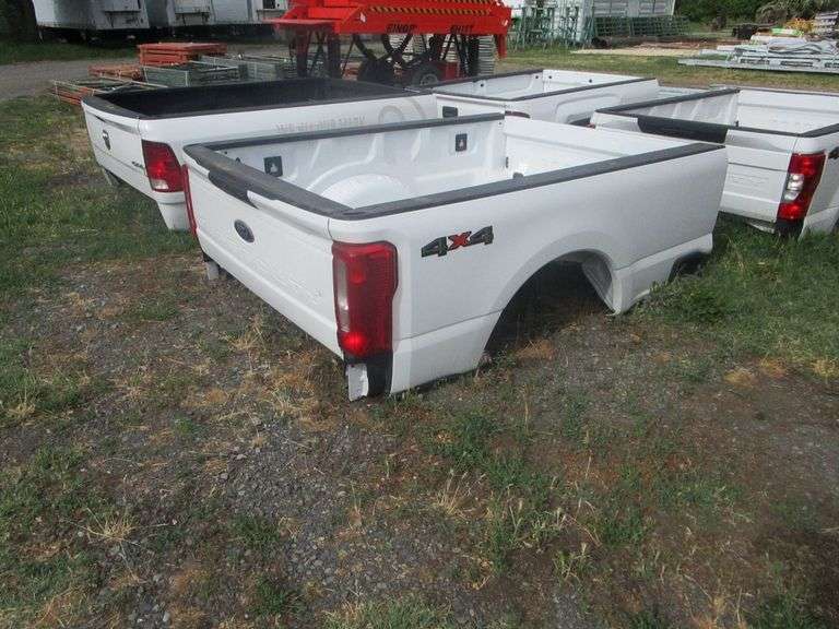 8' FORD SUPER DUTY BOX LIKE NEW