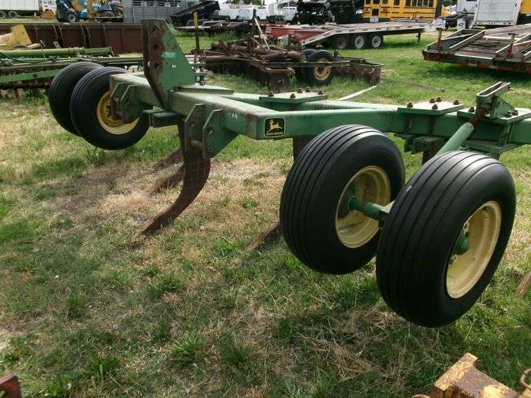 3PT JD 915 7-SHANK RIPPER ON RUBBER