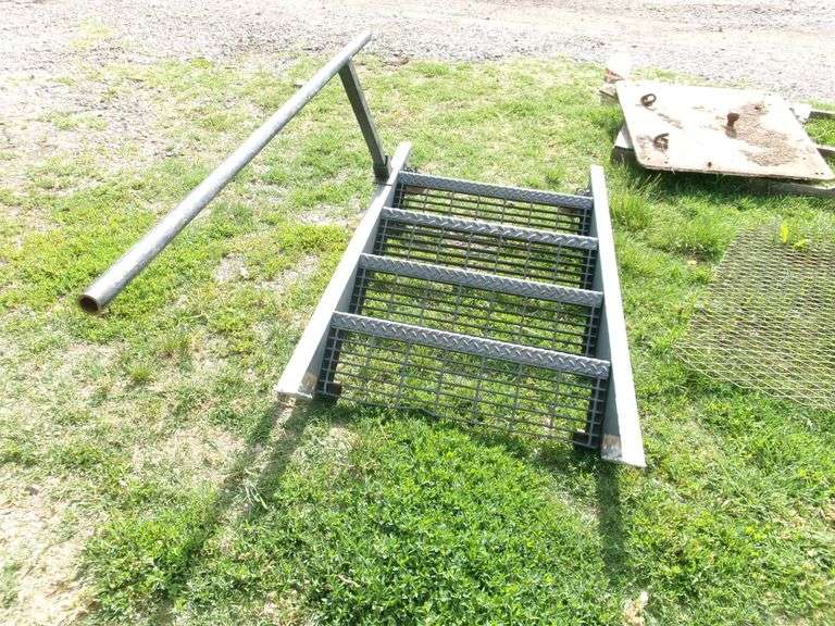 SEMI DOOR STEP, FOR ENTERING 40' SIDE DOOR ENTERANCE
