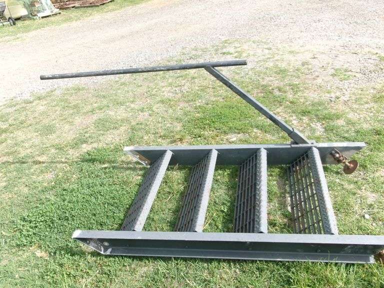 SEMI DOOR STEP, FOR ENTERING 40' SIDE DOOR ENTERANCE