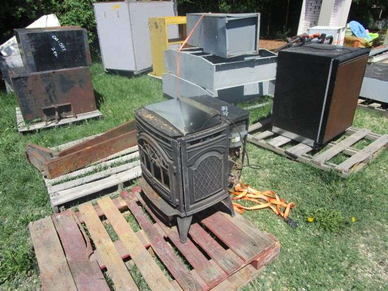 PALLET W/PELLET STOVE
