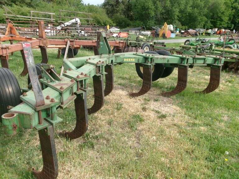 3PT JD 915 7-SHANK RIPPER ON RUBBER