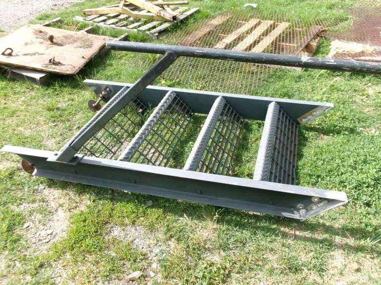 SEMI DOOR STEP, FOR ENTERING 40' SIDE DOOR ENTERANCE
