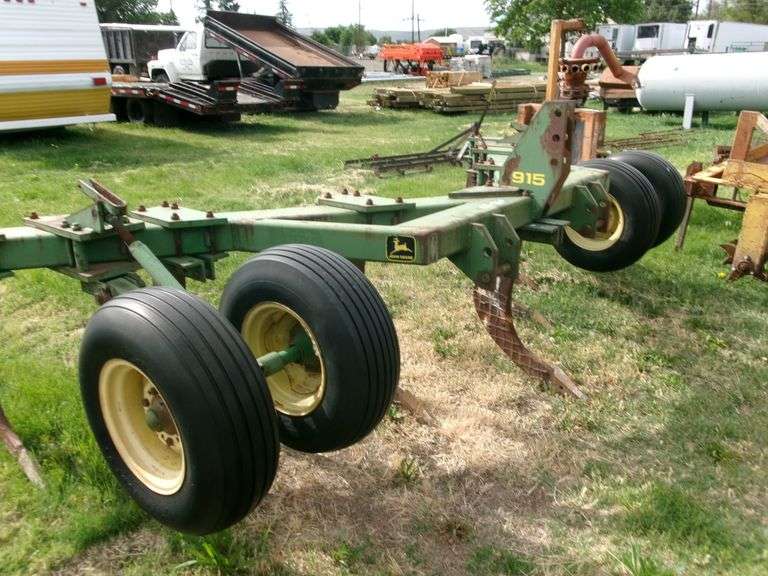 3PT JD 915 7-SHANK RIPPER ON RUBBER