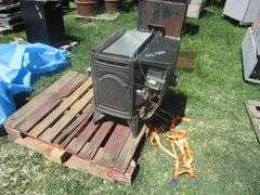 PALLET W/PELLET STOVE