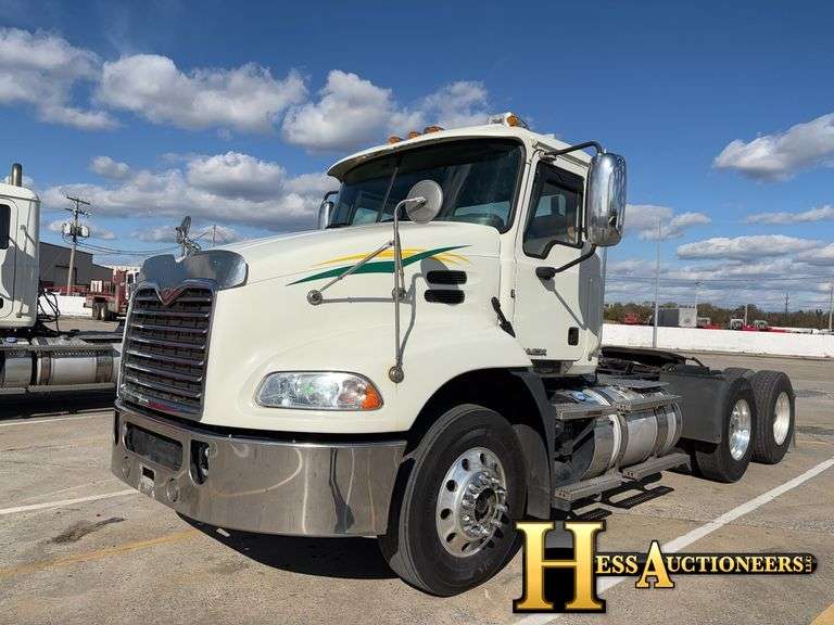 2017  MACK  CXU613  T/A DAYCAB