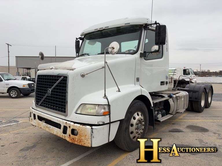 2014  VOLVO  T/A DAYCAB