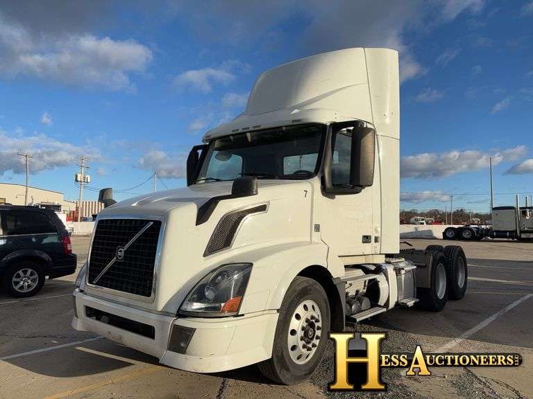 2015  VOLVO  VNR  T/A DAYCAB