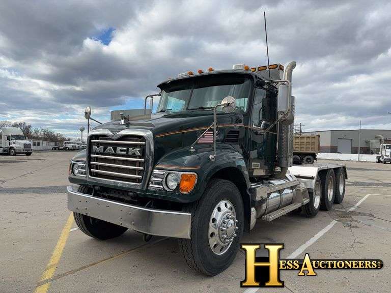 2006 MACK CU713 TRI AXLE DAYCAB - Hess Auctioneers