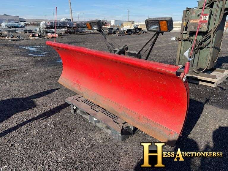 PRO GUARD WESTERN STRAIGHT SNOW PLOW - Hess Auctioneers