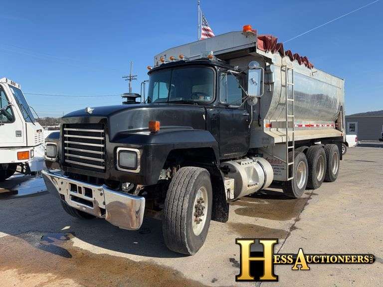 2000 MACK RD6885 TRI AXLE DUMP TRUCK - Hess Auctioneers
