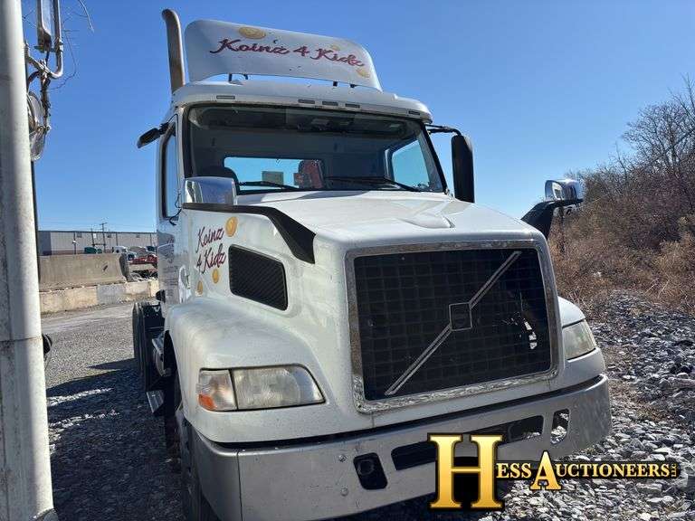 2016  VOLVO  T/A DAYCAB, NON-RUNNER