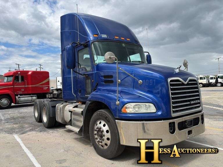 2015  MACK  CXU613  T/A DAYCAB