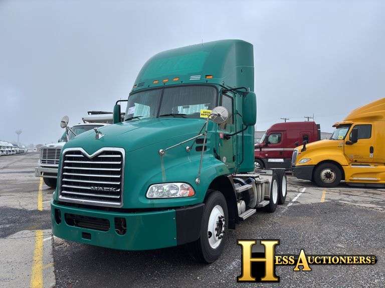 2016  MACK  CXU613  T/A DAYCAB