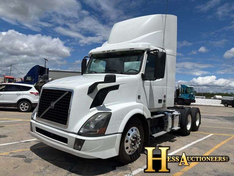 2017  VOLVO  VNL  T/A DAYCAB