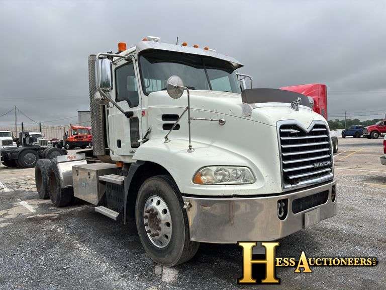 2009  MACK  CXU613  T/A DAYCAB