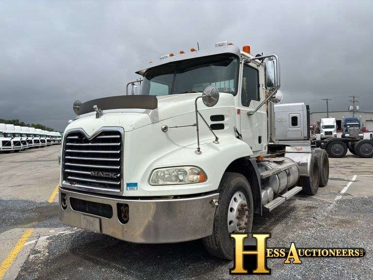 2009  MACK  CXU613  T/A DAYCAB
