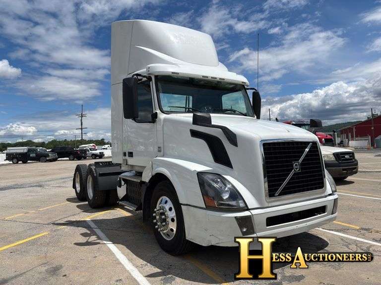 2017  VOLVO  VNL  T/A DAYCAB