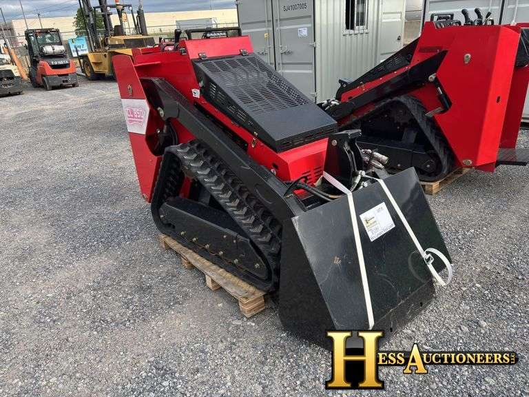 MINI COMPACT TRACK LOADER