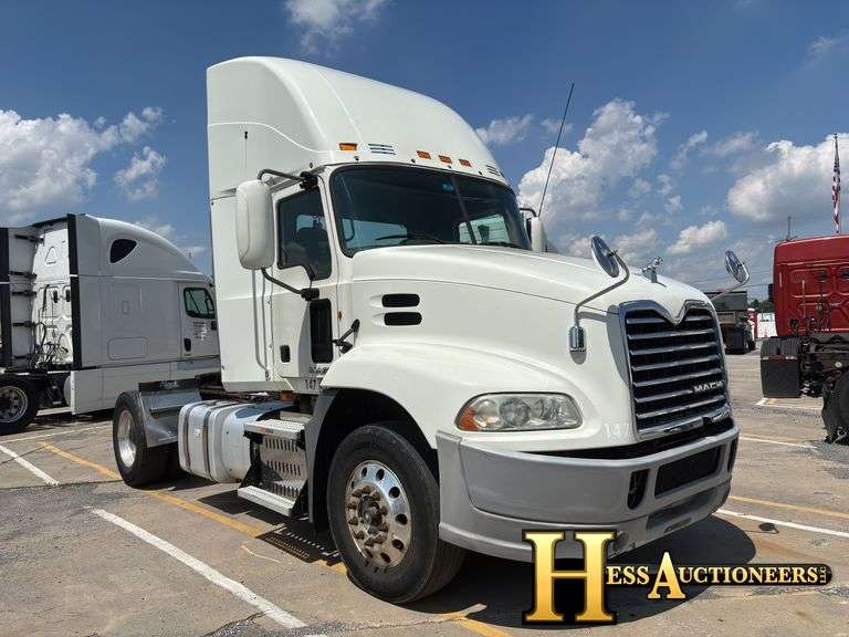 2013  MACK  CXU613  S/A DAYCAB