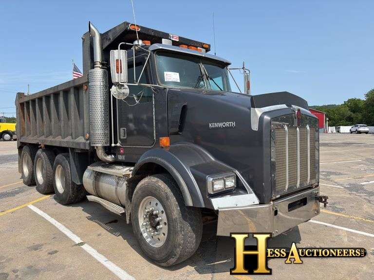 2001  KENWORTH  T800  TRI AXLE DUMP TRUCK