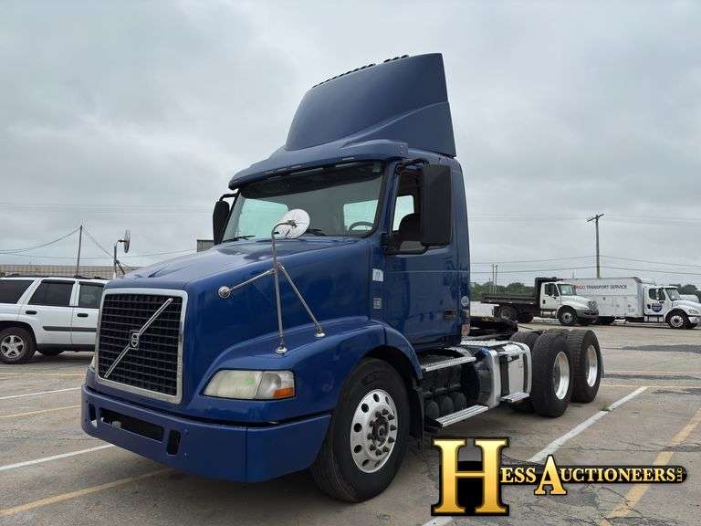 2014  VOLVO  VNL  T/A DAYCAB