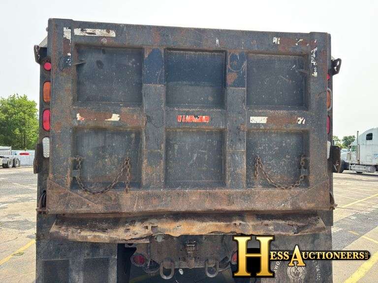 2001  KENWORTH  T800  TRI AXLE DUMP TRUCK