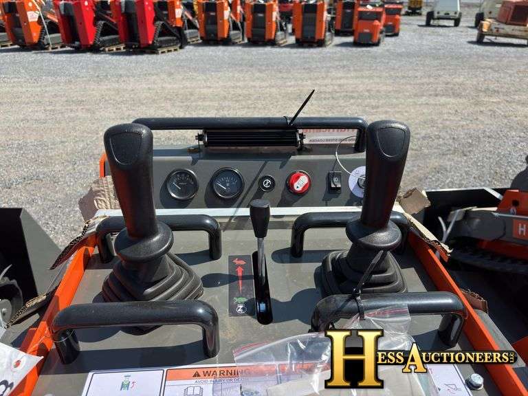 HURRICANE   HRC700  MINI COMPACT TRACK LOADER
