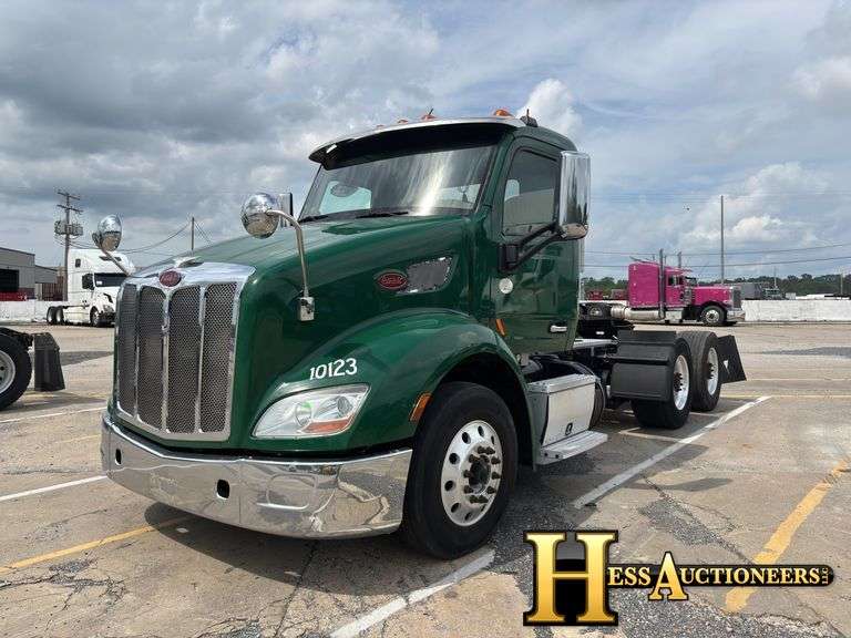 2015 PETERBILT 579 T/A DAYCAB