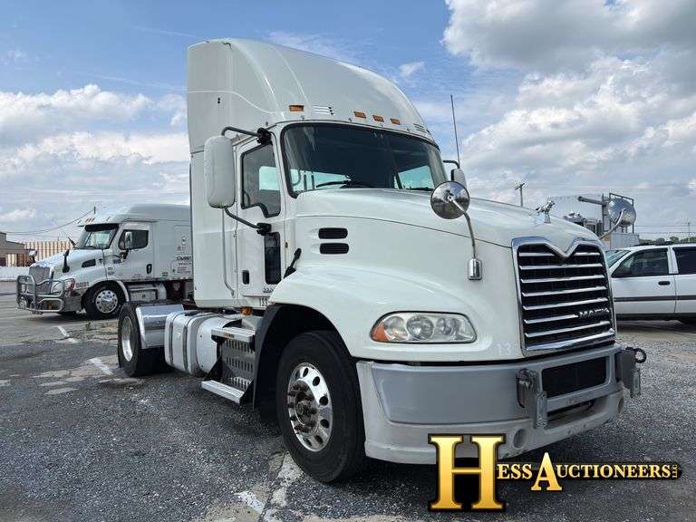 2013  MACK  CXU612  S/A DAYCAB