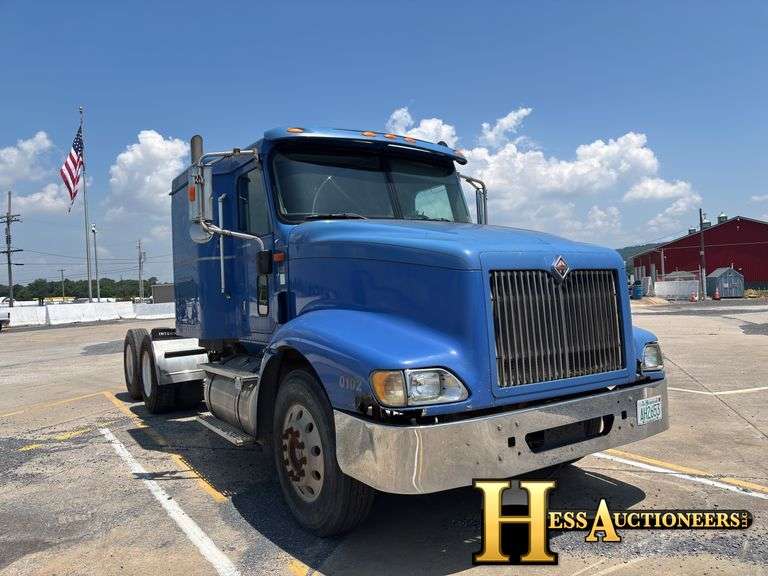 2002  INTERNATIONAL  9400  T/A SLEEPER