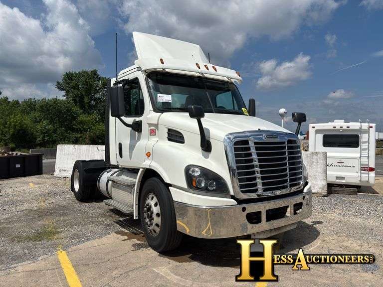 2017  FREIGHTLINER  X11342ST  S/A DAYCAB