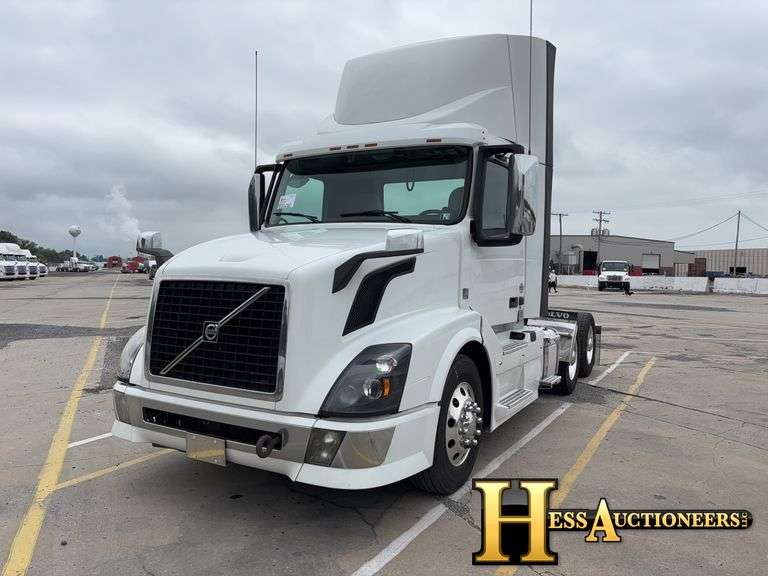 2015  VOLVO  VNL300  T/A DAYCAB