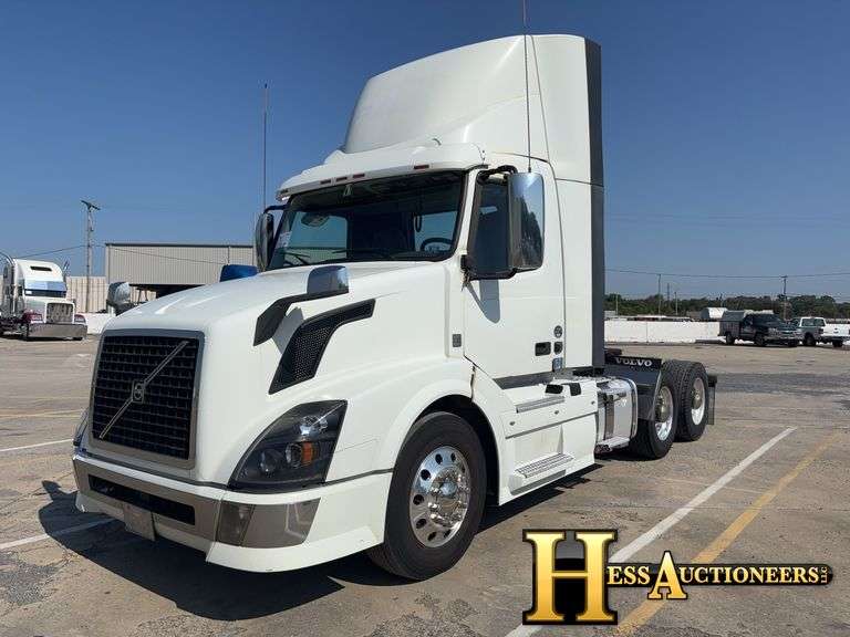 2015  VOLVO  VNL300  T/A DAYCAB