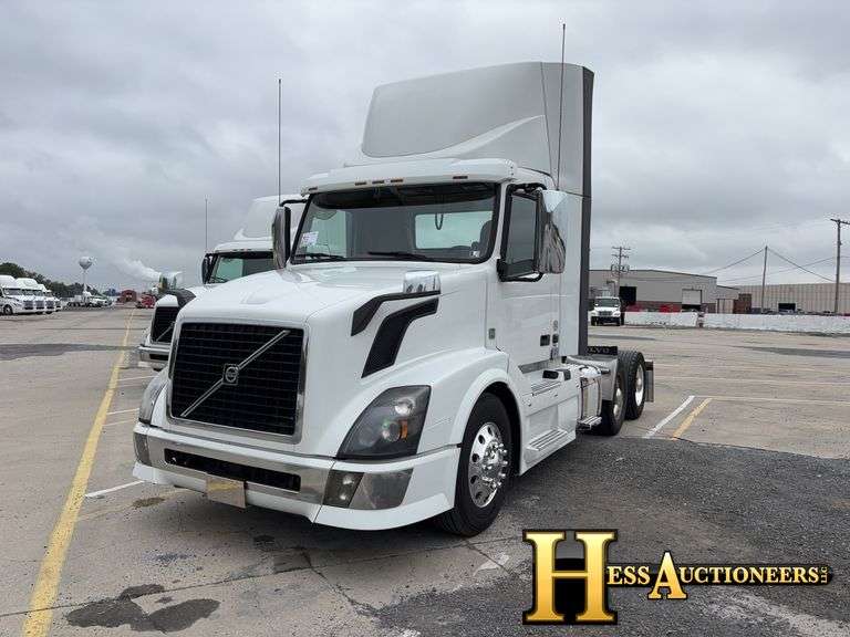 2015  VOLVO  VNL300  T/A DAYCAB