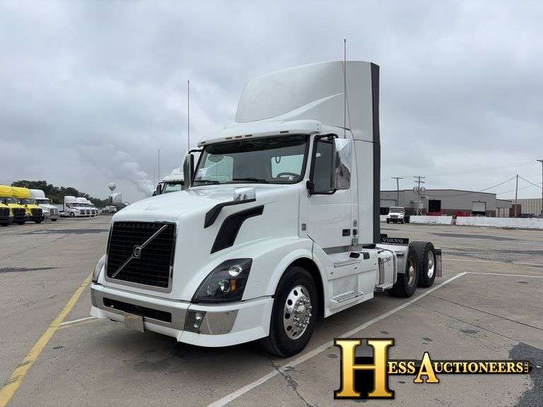 2015  VOLVO  VNL300  T/A DAYCAB